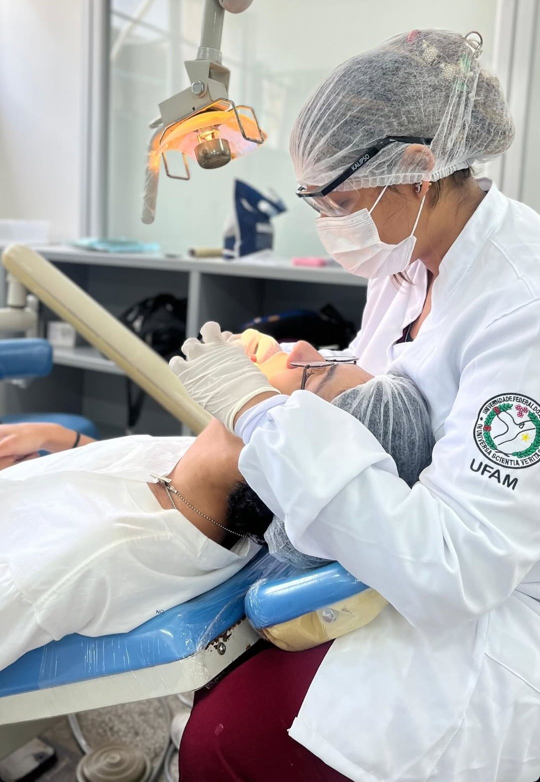 Foto da Laysa com o paciente de Odontologia