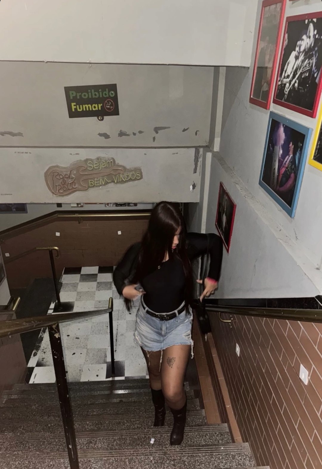 Foto da Laysa curtindo um rolê no porão